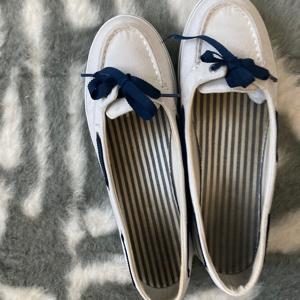 GUC Sperry’s White and Blue Pre-Owned ❤️